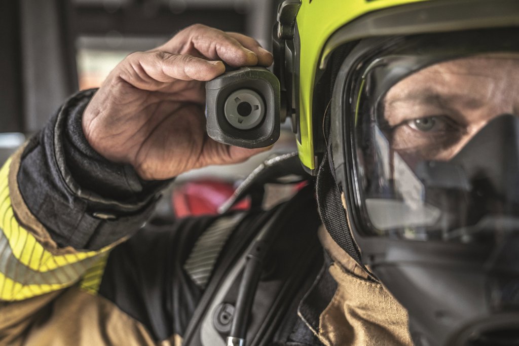 Wärmebildtechnik im Innenangriff: Orientierung, Sicherheit und Situationsbewusstsein mit modernen Systemlösungen Wärmebildtechnik im Innenangriff: Orientierung, Sicherheit und Situationsbewusstsein mit modernen Systemlösungen